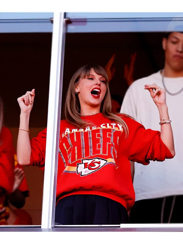 taylor swift in kansas city chiefs sweatshirt